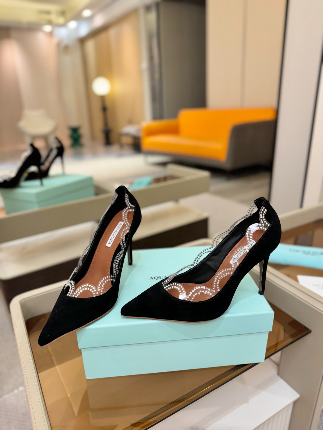 Aquazzura💫把步伐，走成一场即兴创作。当“规则”被解构，优雅便有了更自由的形状。这双💫高跟鞋生来