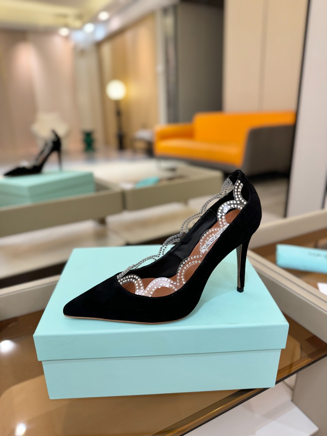 Aquazzura💫把步伐，走成一场即兴创作。当“规则”被解构，优雅便有了更自由的形状。这双💫高跟鞋生来