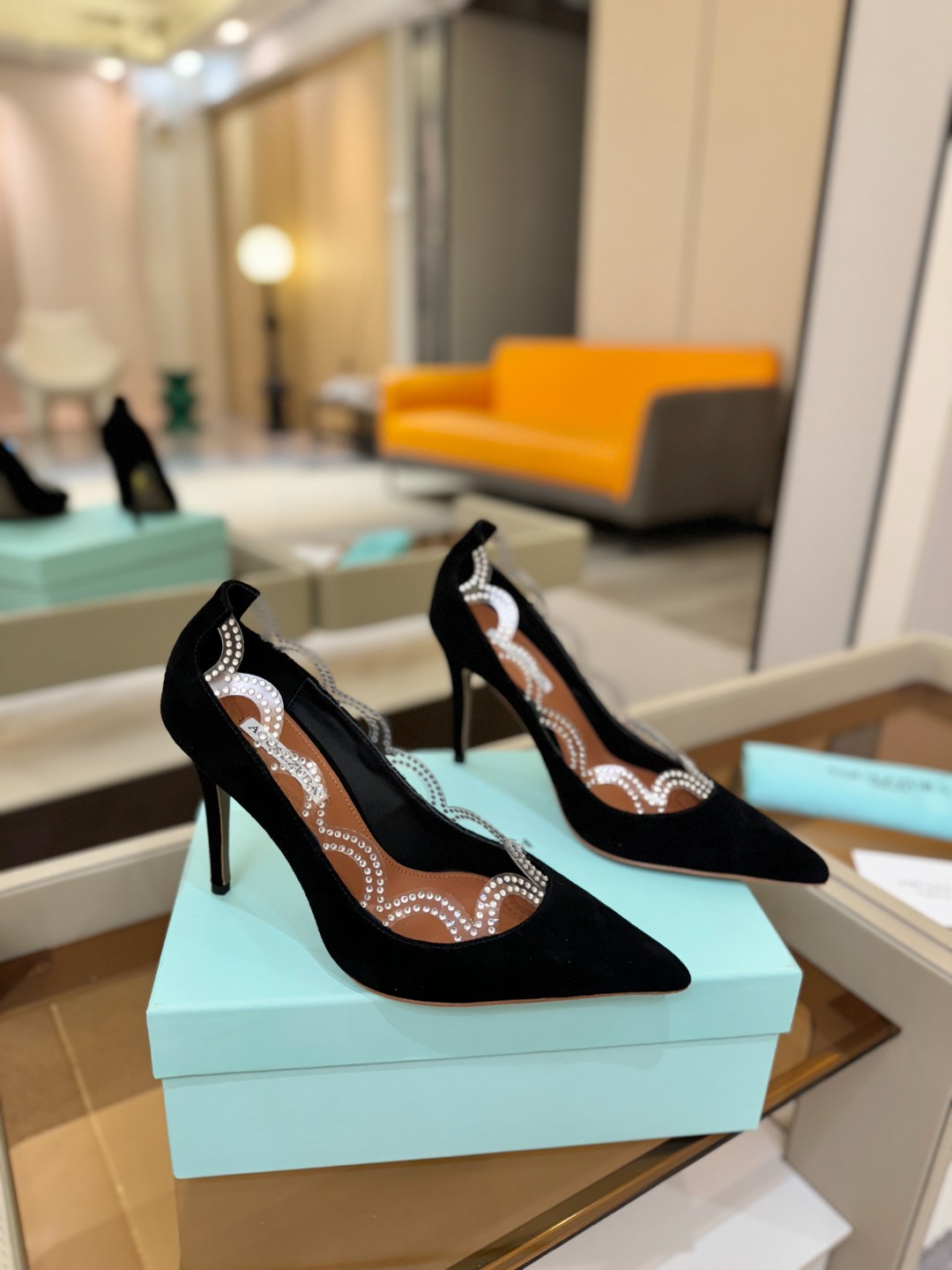 Aquazzura💫把步伐，走成一场即兴创作。当“规则”被解构，优雅便有了更自由的形状。这双💫高跟鞋生来