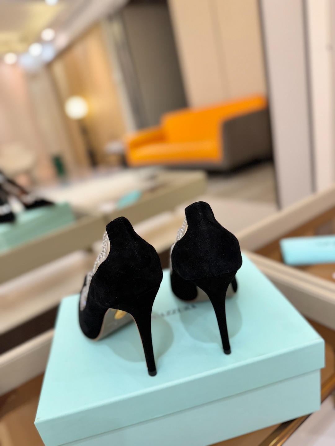 Aquazzura💫把步伐，走成一场即兴创作。当“规则”被解构，优雅便有了更自由的形状。这双💫高跟鞋生来