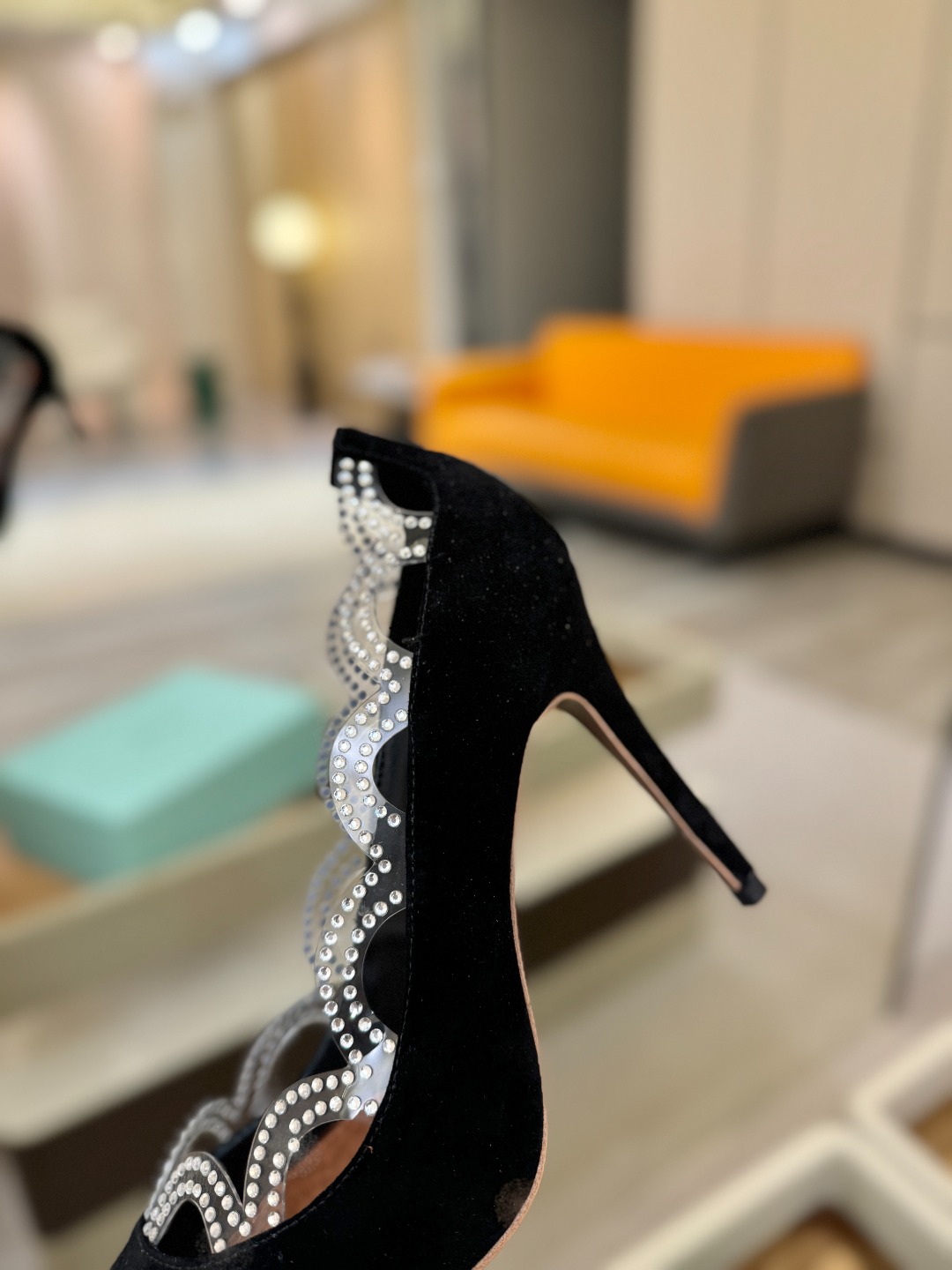 Aquazzura💫把步伐，走成一场即兴创作。当“规则”被解构，优雅便有了更自由的形状。这双💫高跟鞋生来