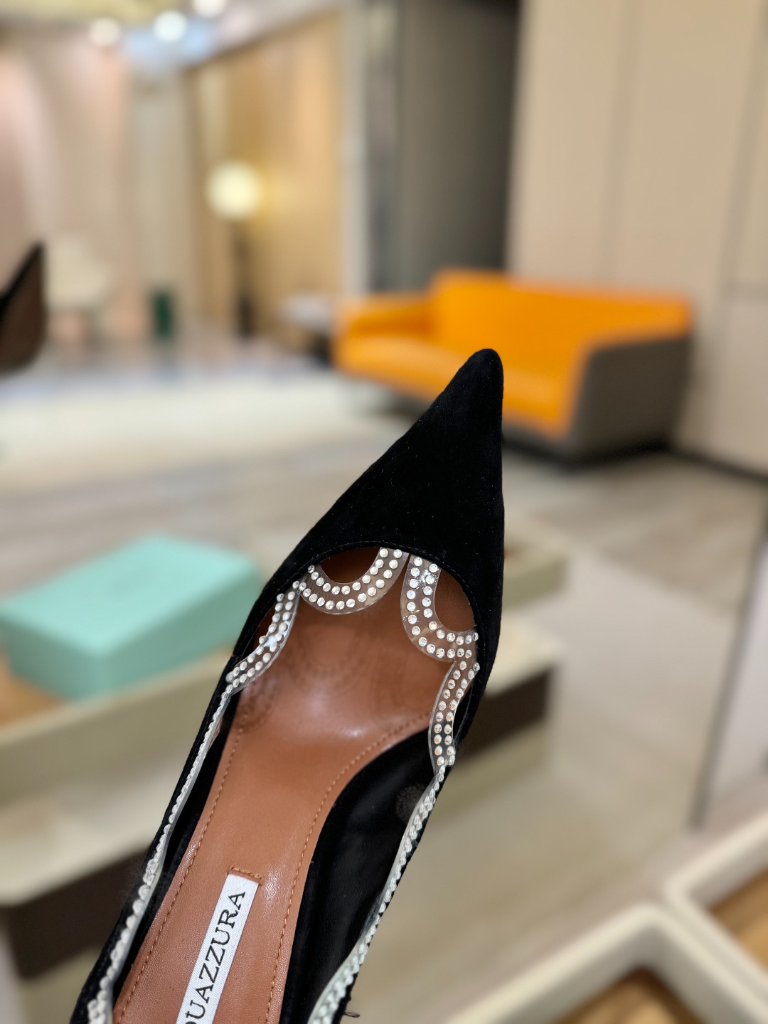 Aquazzura💫把步伐，走成一场即兴创作。当“规则”被解构，优雅便有了更自由的形状。这双💫高跟鞋生来