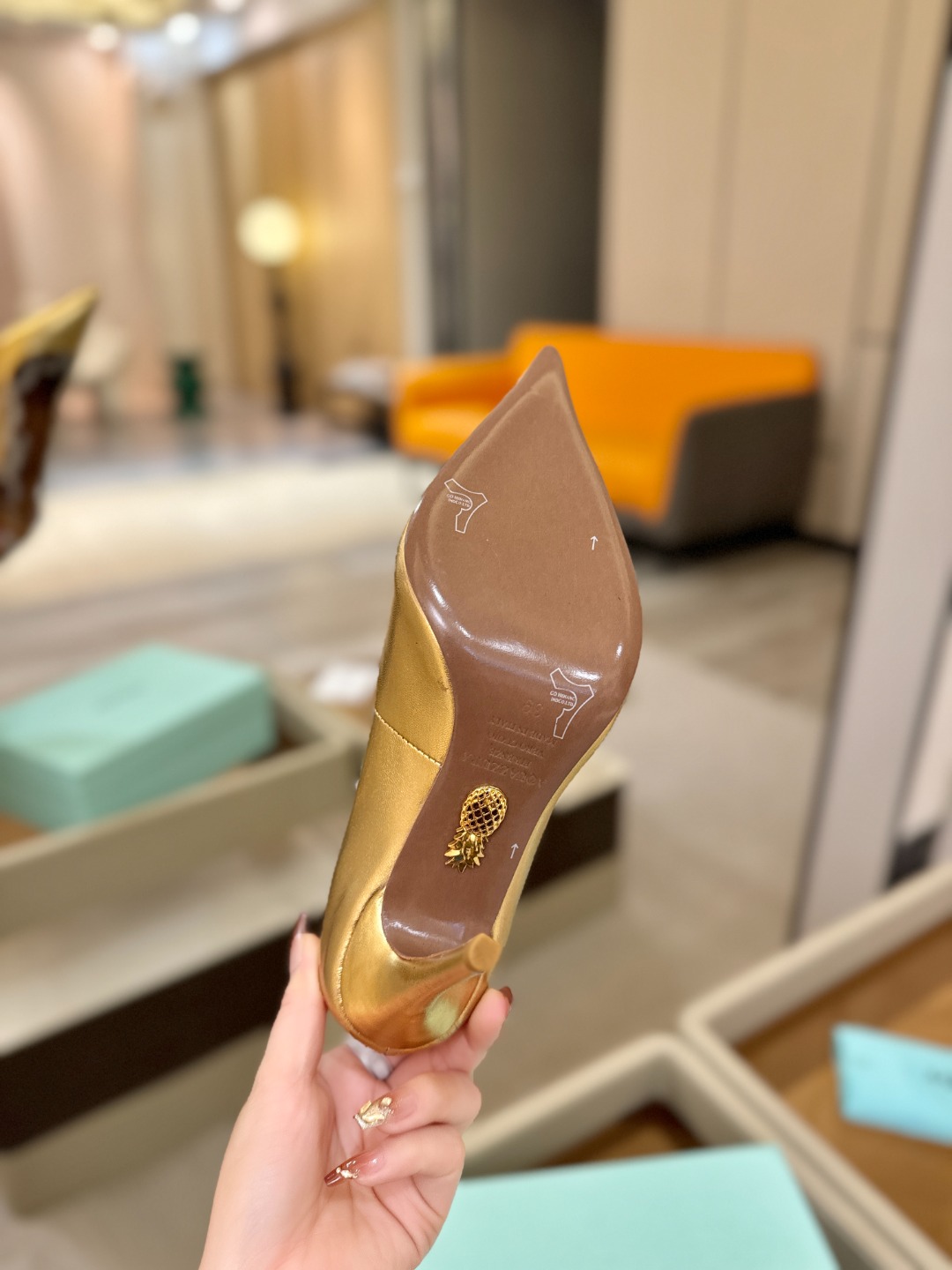 Aquazzura💫把步伐，走成一场即兴创作。当“规则”被解构，优雅便有了更自由的形状。这双💫高跟鞋生来