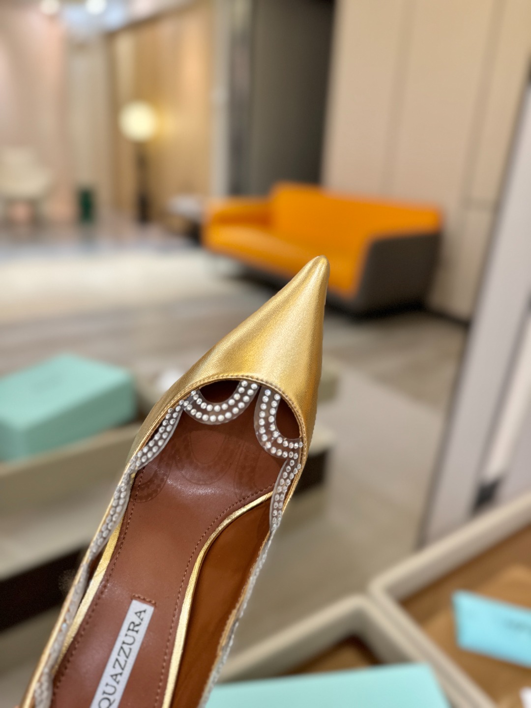 Aquazzura💫把步伐，走成一场即兴创作。当“规则”被解构，优雅便有了更自由的形状。这双💫高跟鞋生来