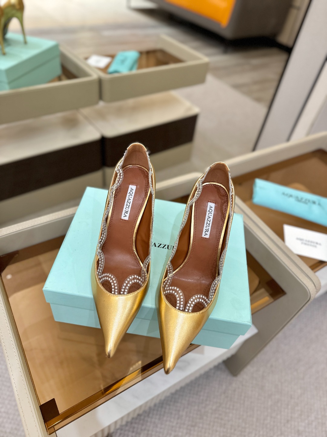 Aquazzura💫把步伐，走成一场即兴创作。当“规则”被解构，优雅便有了更自由的形状。这双💫高跟鞋生来