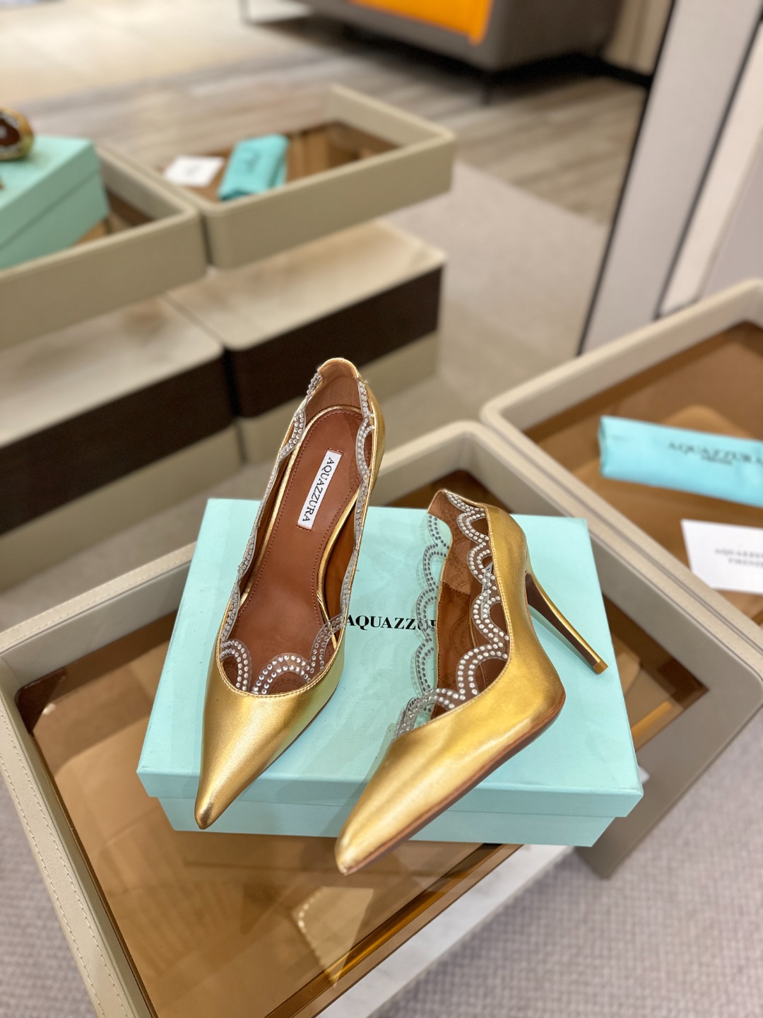 Aquazzura💫把步伐，走成一场即兴创作。当“规则”被解构，优雅便有了更自由的形状。这双💫高跟鞋生来