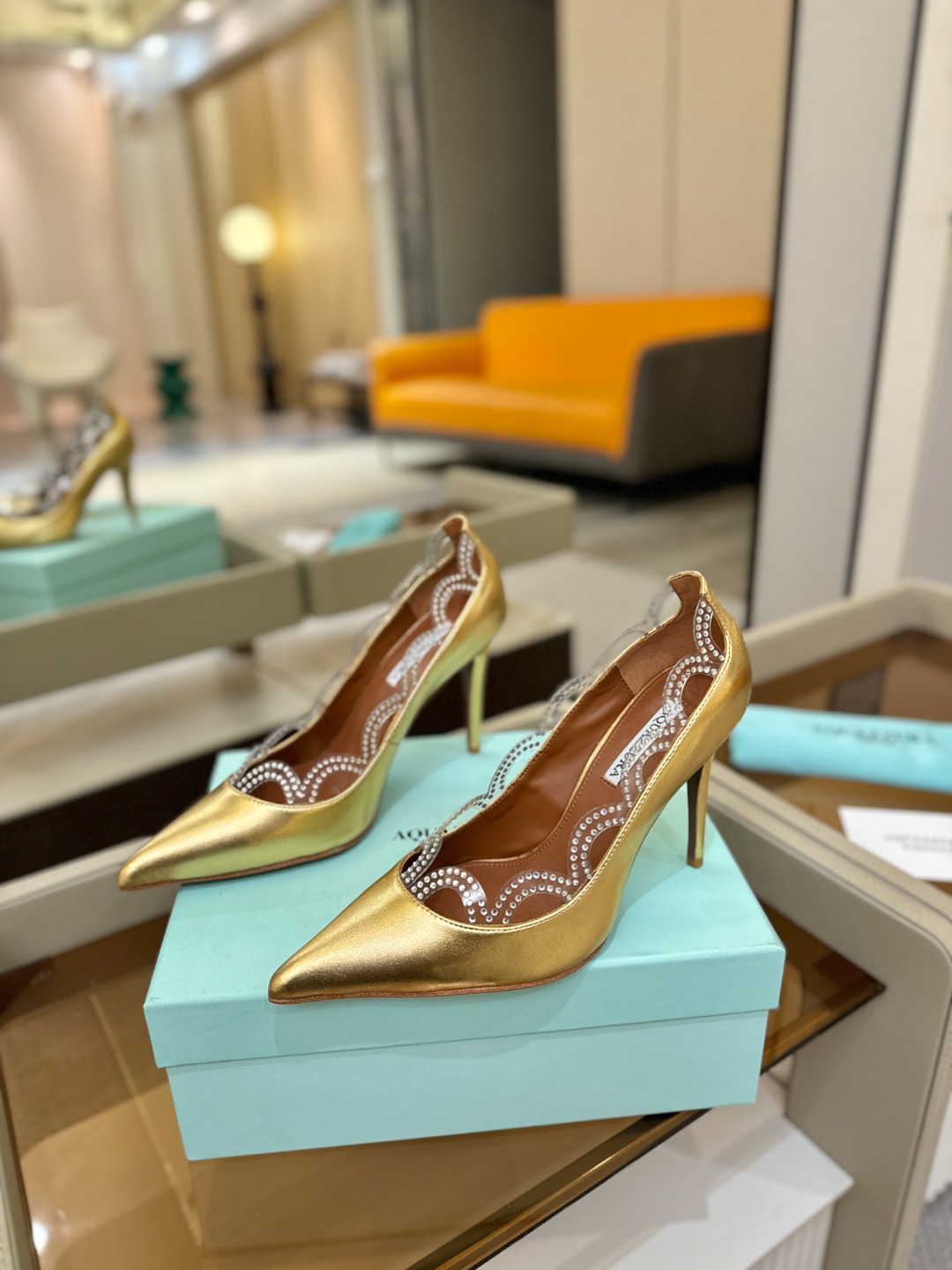 Aquazzura💫把步伐，走成一场即兴创作。当“规则”被解构，优雅便有了更自由的形状。这双💫高跟鞋生来