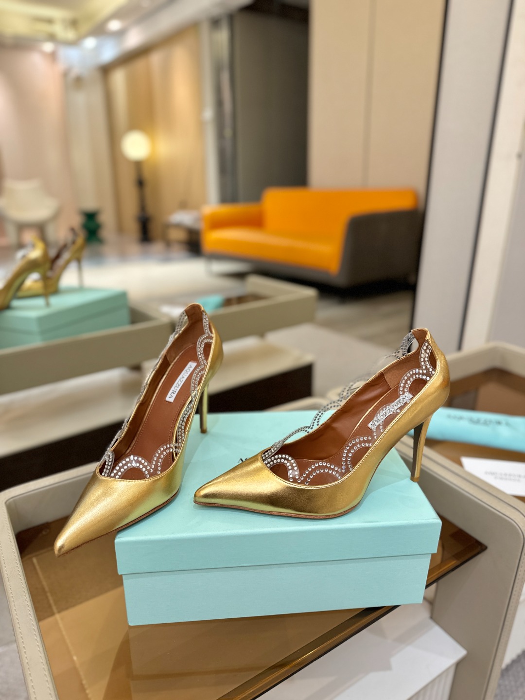 Aquazzura💫把步伐，走成一场即兴创作。当“规则”被解构，优雅便有了更自由的形状。这双💫高跟鞋生来