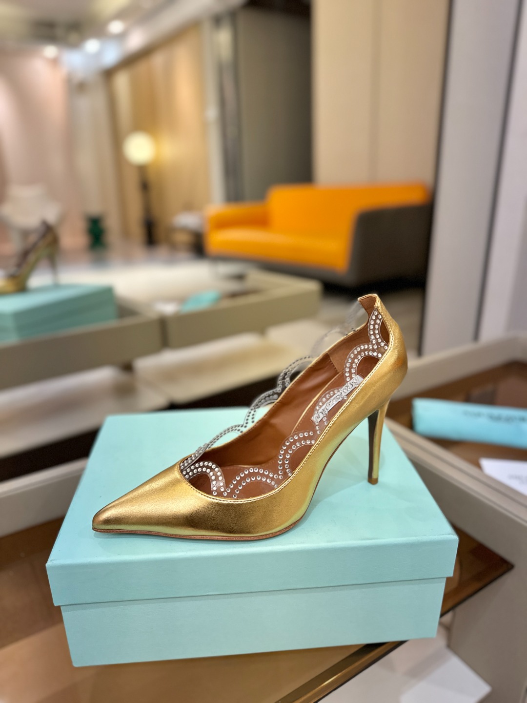 Aquazzura💫把步伐，走成一场即兴创作。当“规则”被解构，优雅便有了更自由的形状。这双💫高跟鞋生来