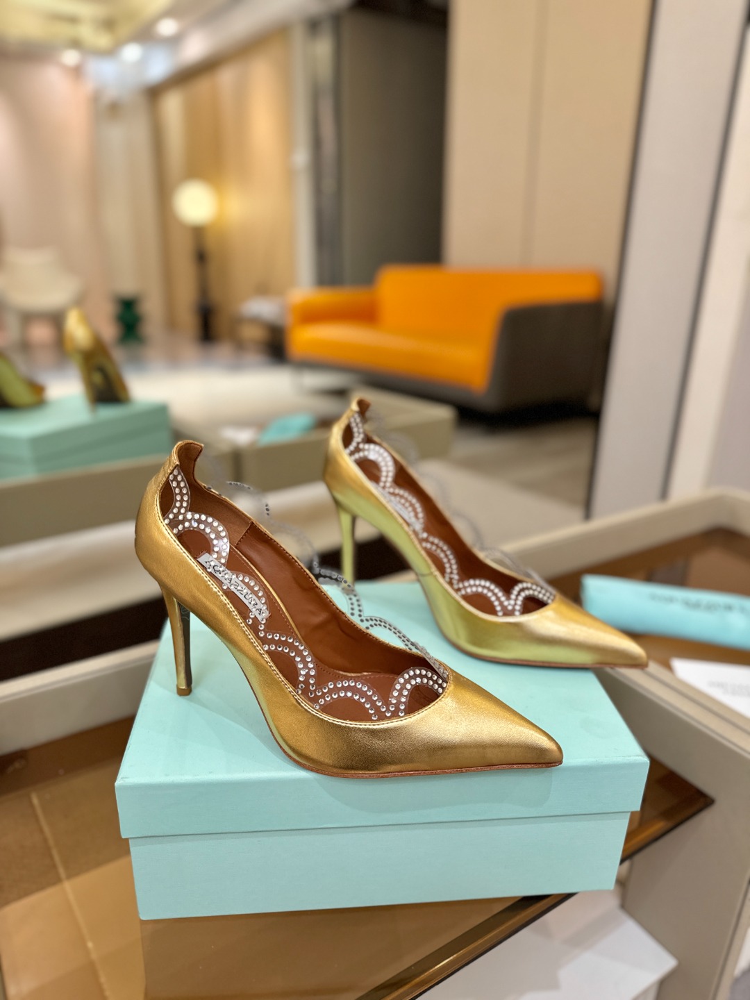 Aquazzura💫把步伐，走成一场即兴创作。当“规则”被解构，优雅便有了更自由的形状。这双💫高跟鞋生来
