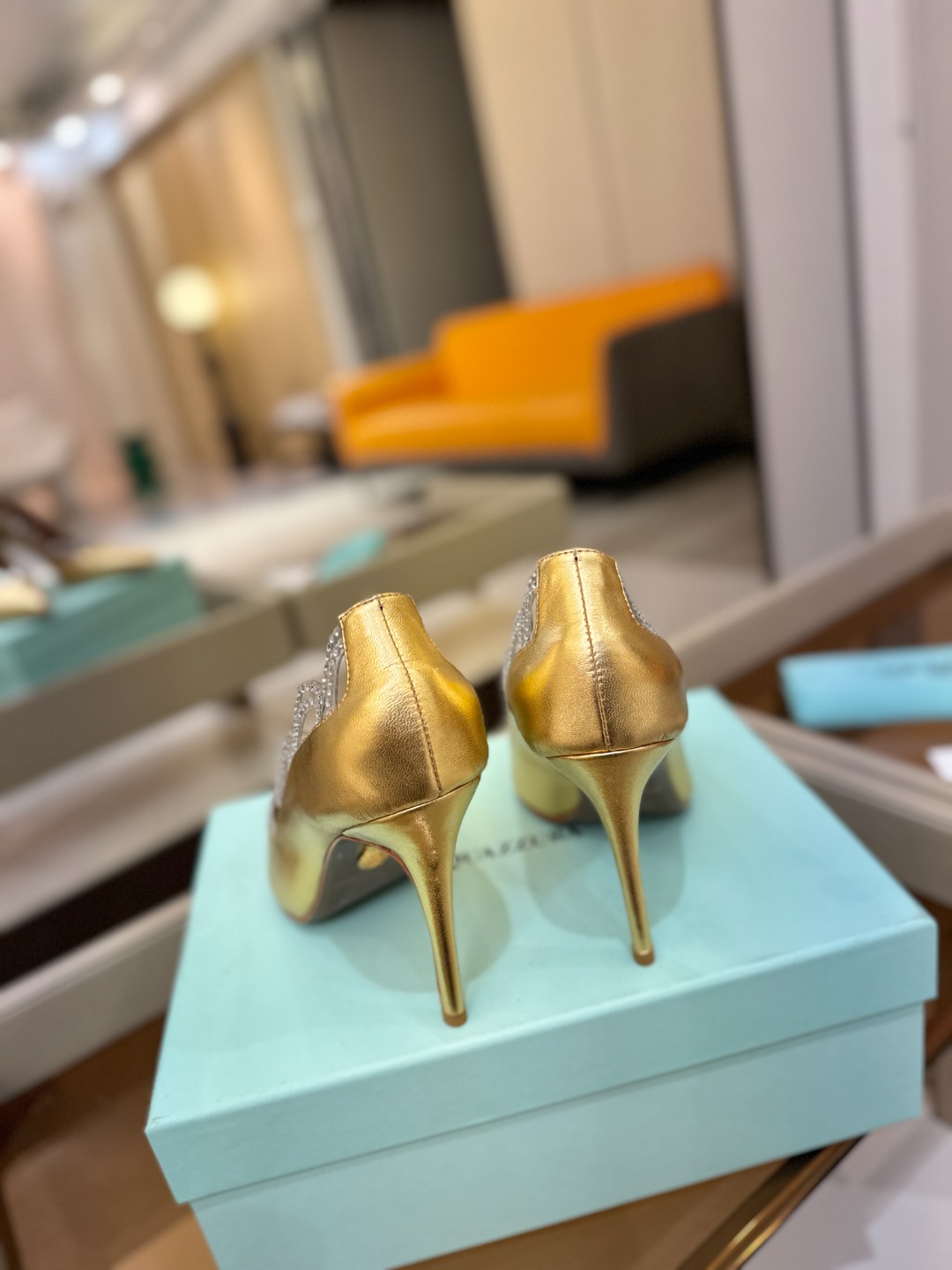 Aquazzura💫把步伐，走成一场即兴创作。当“规则”被解构，优雅便有了更自由的形状。这双💫高跟鞋生来