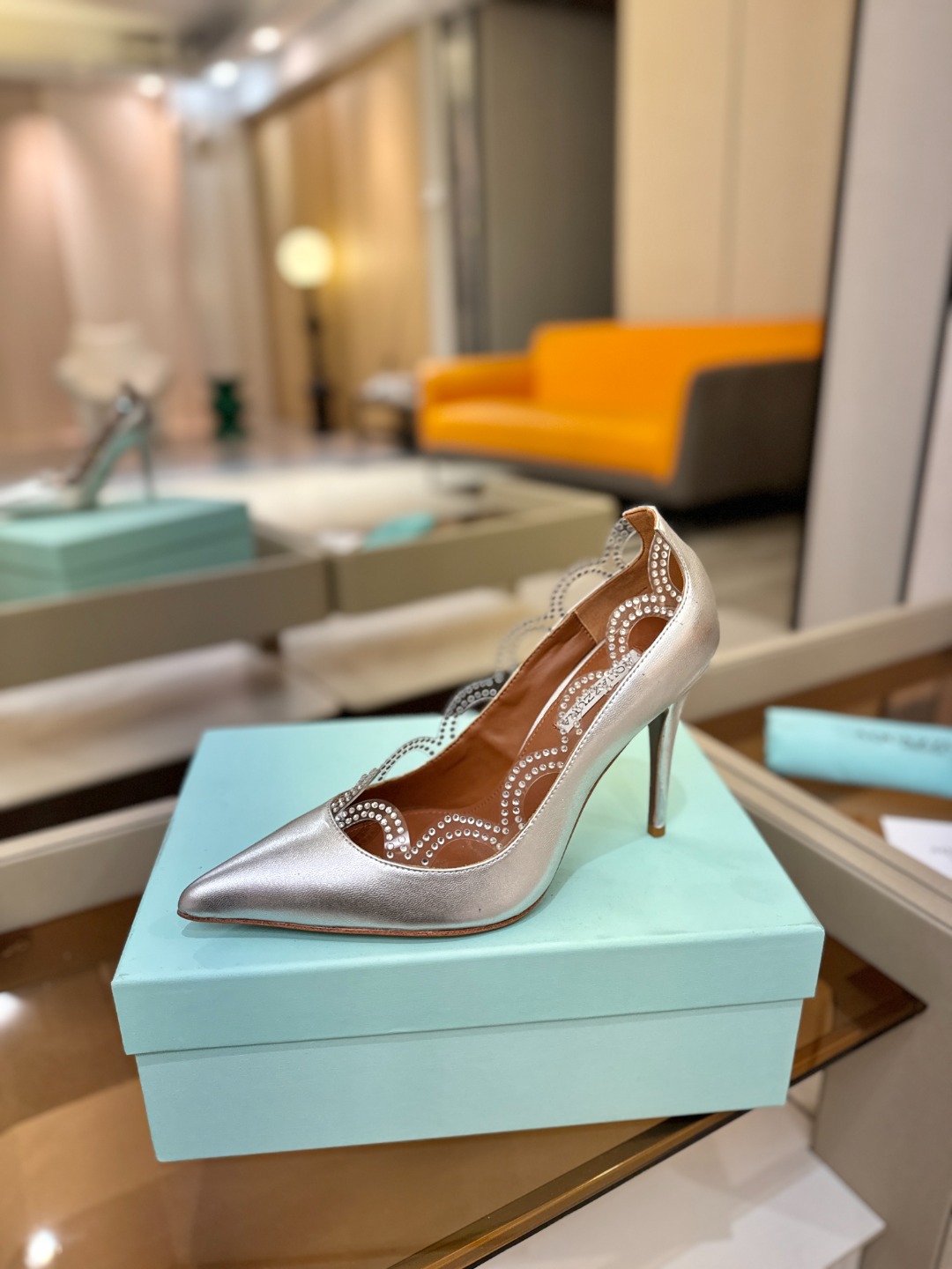 Aquazzura💫把步伐，走成一场即兴创作。当“规则”被解构，优雅便有了更自由的形状。这双💫高跟鞋生来