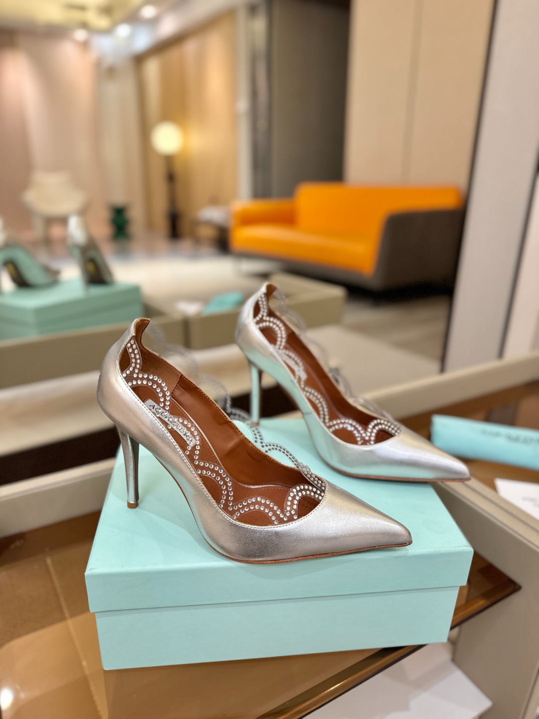 Aquazzura💫把步伐，走成一场即兴创作。当“规则”被解构，优雅便有了更自由的形状。这双💫高跟鞋生来