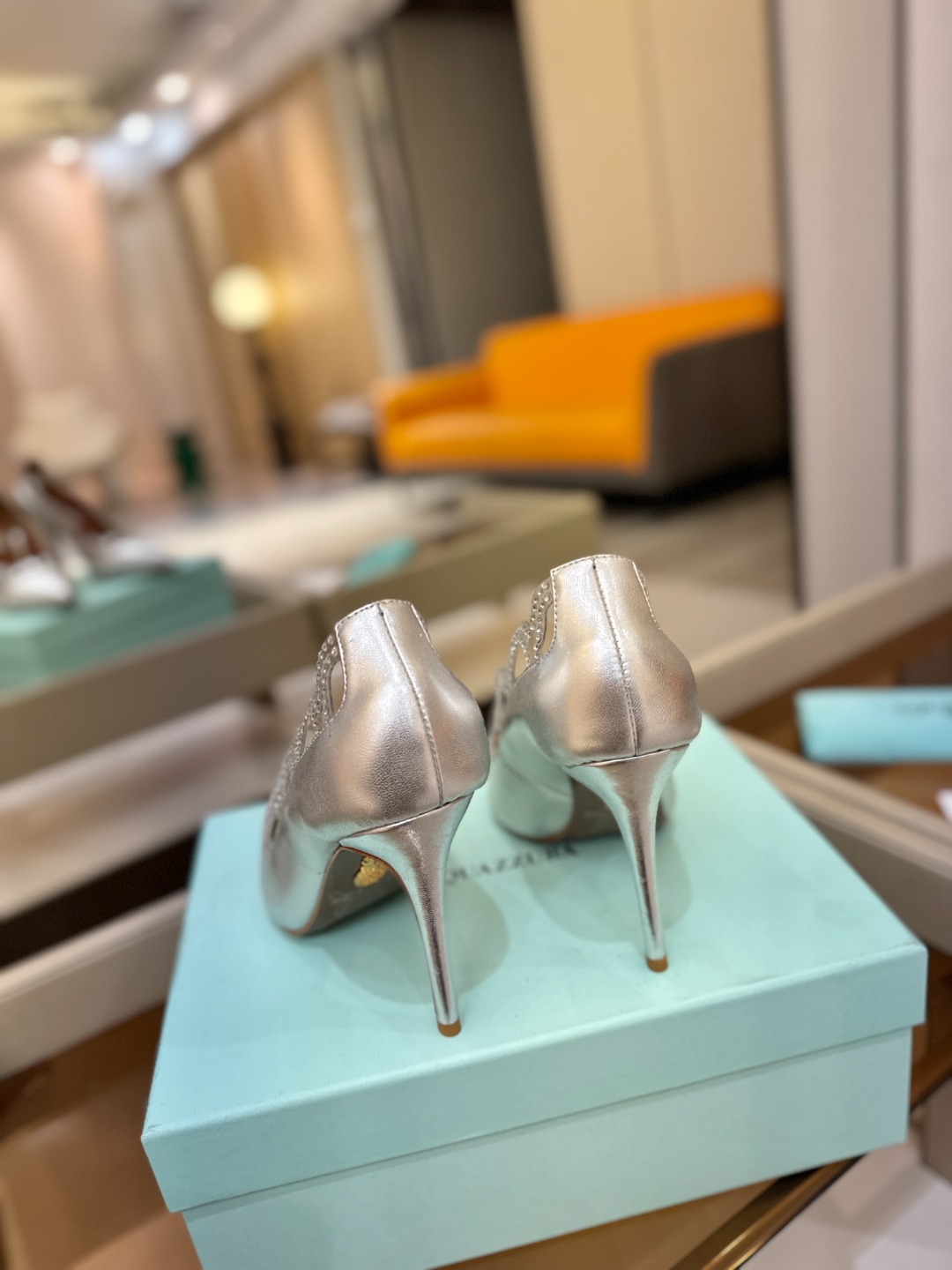 Aquazzura💫把步伐，走成一场即兴创作。当“规则”被解构，优雅便有了更自由的形状。这双💫高跟鞋生来