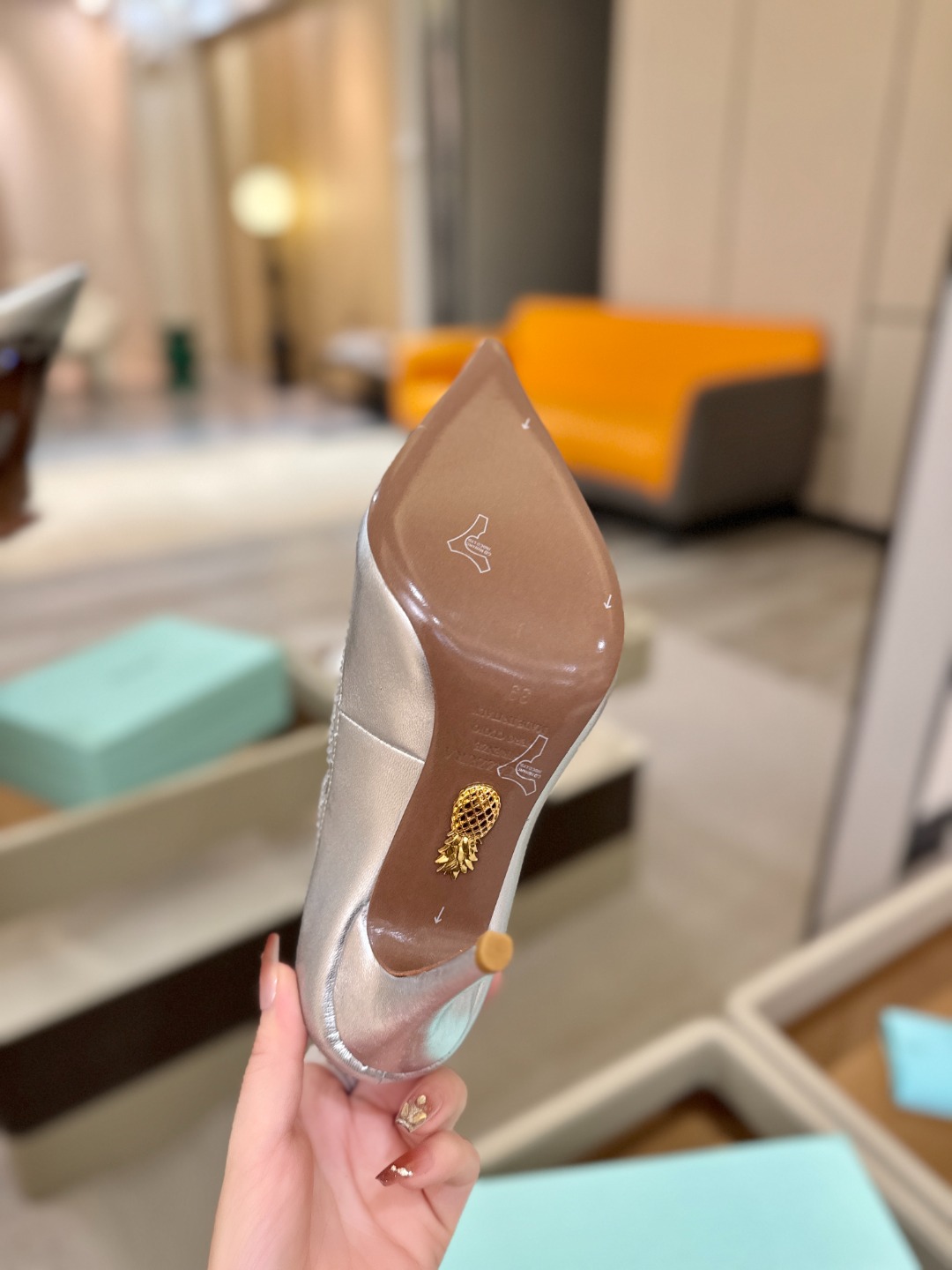 Aquazzura💫把步伐，走成一场即兴创作。当“规则”被解构，优雅便有了更自由的形状。这双💫高跟鞋生来