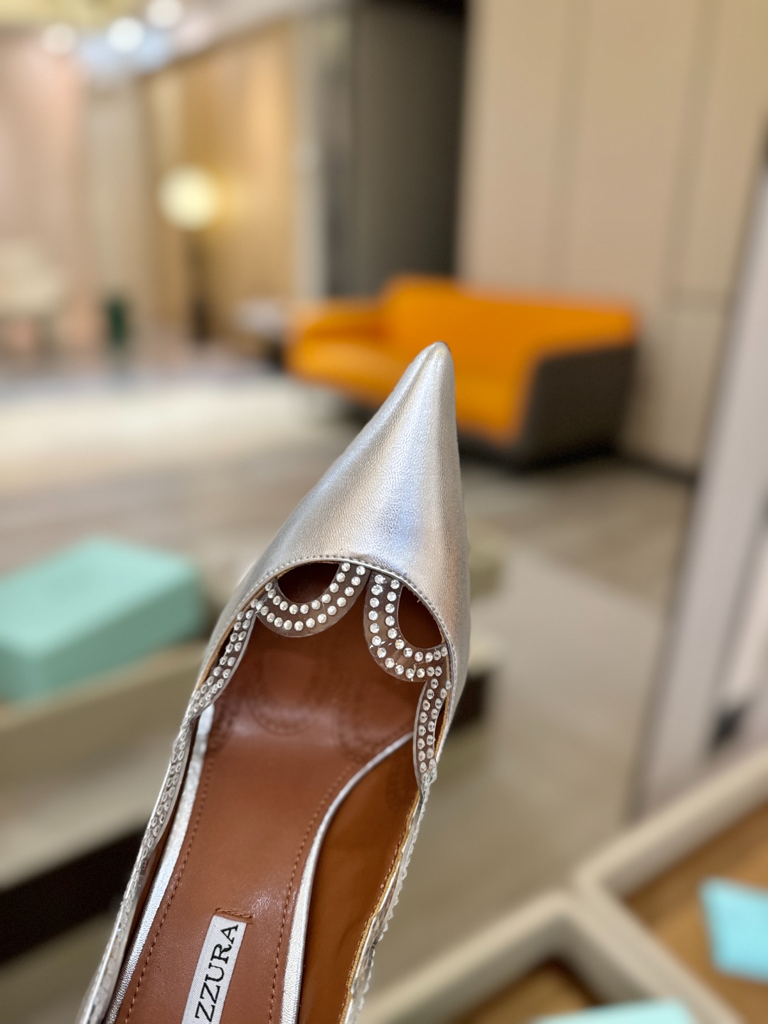 Aquazzura💫把步伐，走成一场即兴创作。当“规则”被解构，优雅便有了更自由的形状。这双💫高跟鞋生来