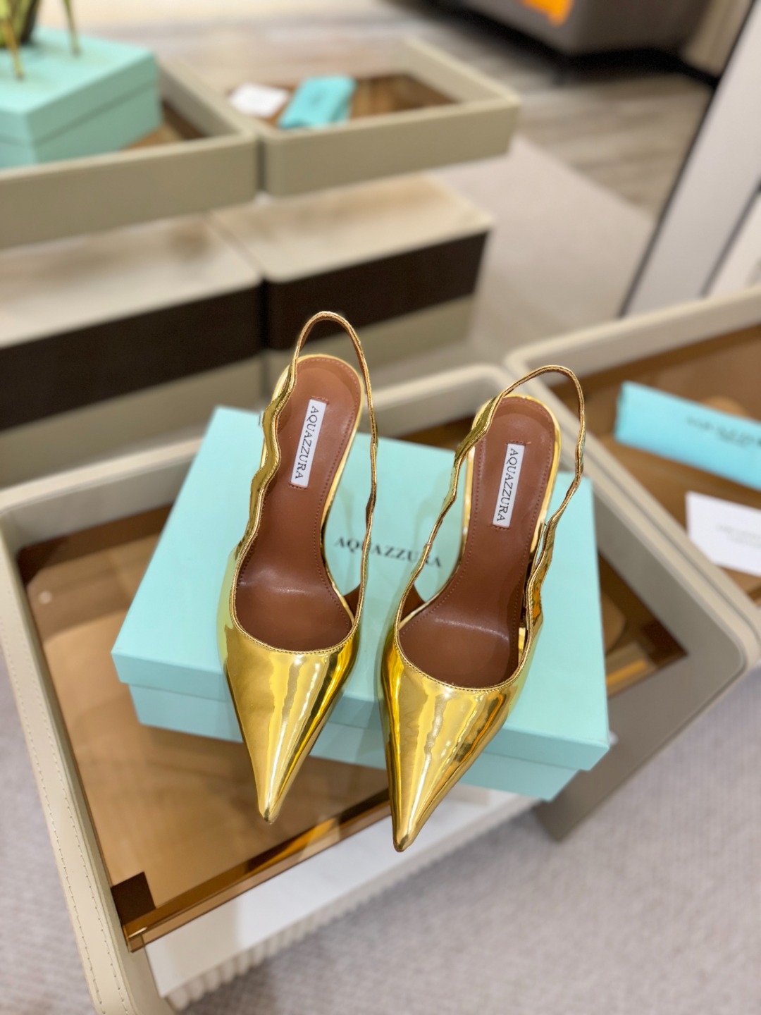 Aquazzura💫把步伐，走成一场即兴创作。当“规则”被解构，优雅便有了更自由的形状。这双💫高跟鞋生来