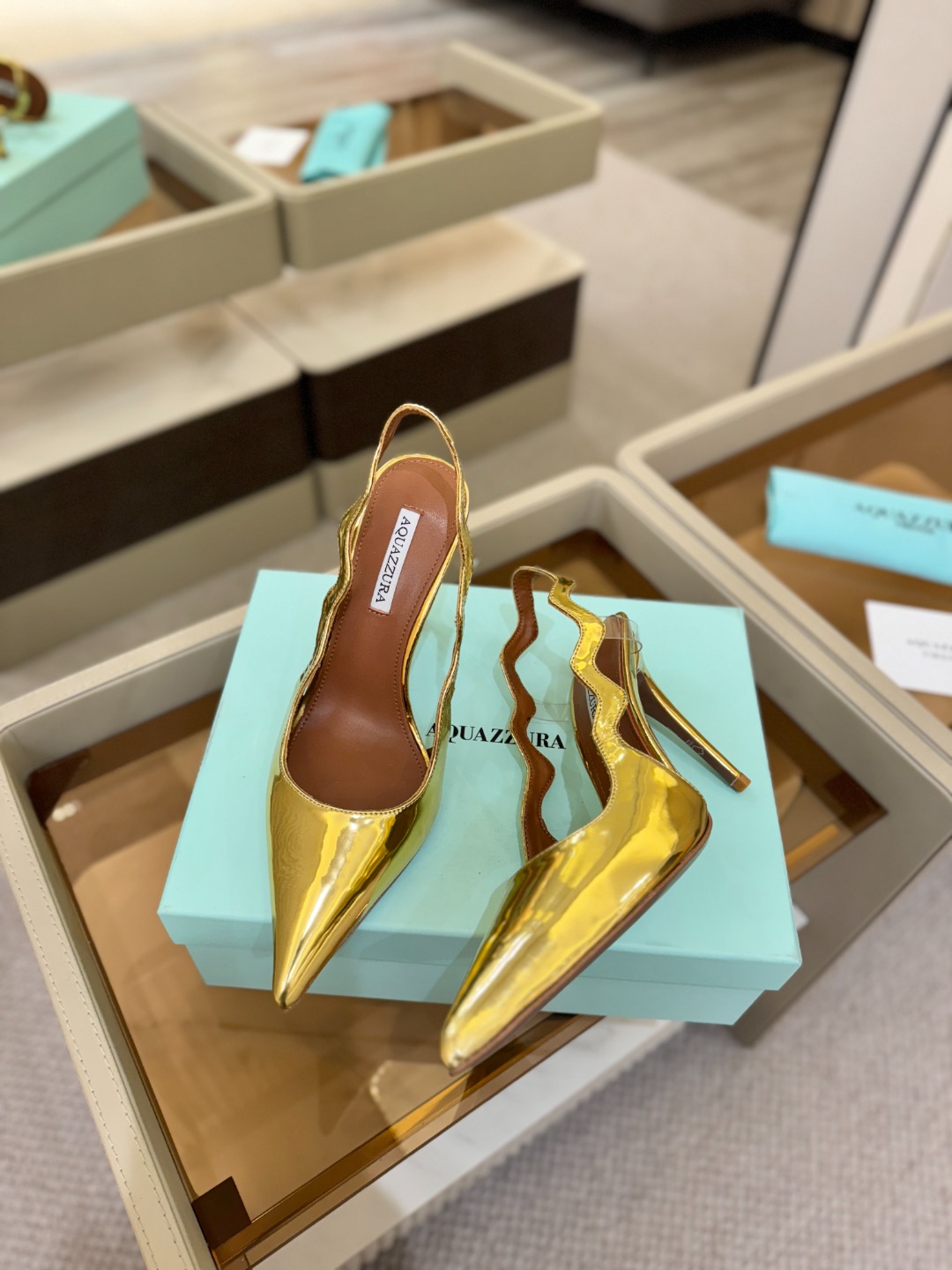 Aquazzura💫把步伐，走成一场即兴创作。当“规则”被解构，优雅便有了更自由的形状。这双💫高跟鞋生来