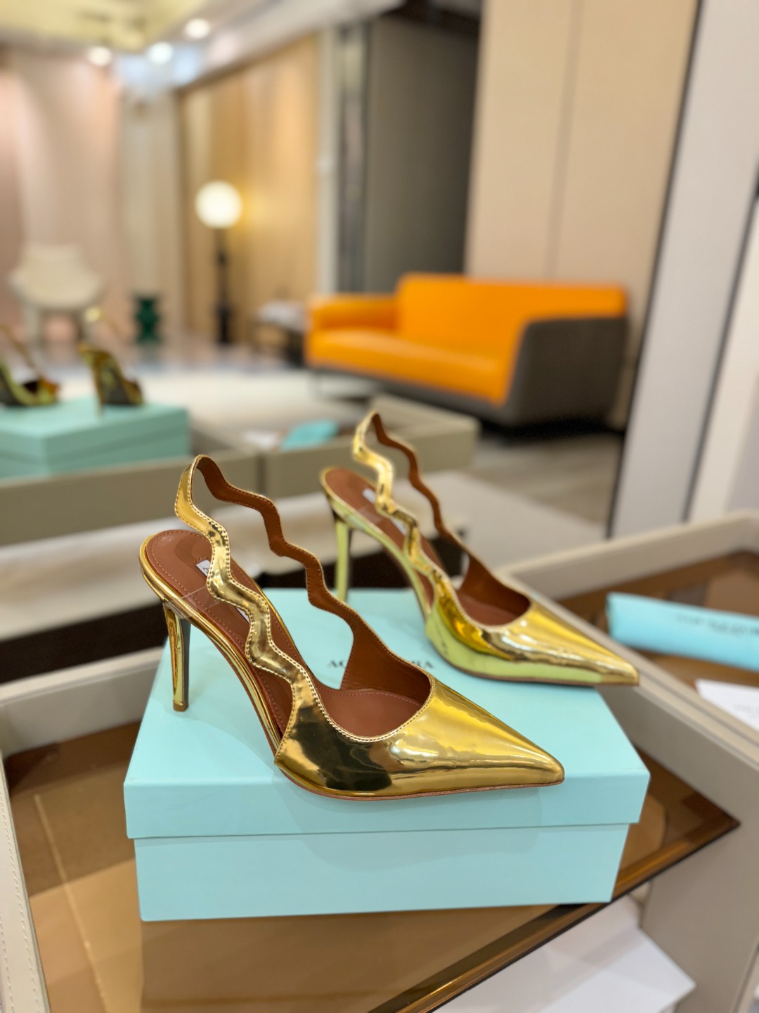 Aquazzura💫把步伐，走成一场即兴创作。当“规则”被解构，优雅便有了更自由的形状。这双💫高跟鞋生来