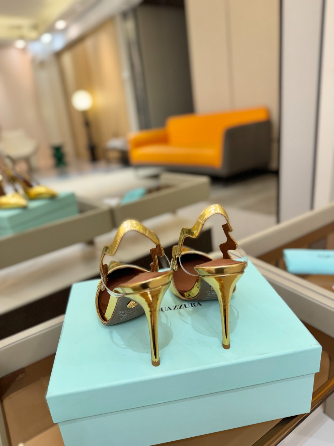 Aquazzura💫把步伐，走成一场即兴创作。当“规则”被解构，优雅便有了更自由的形状。这双💫高跟鞋生来