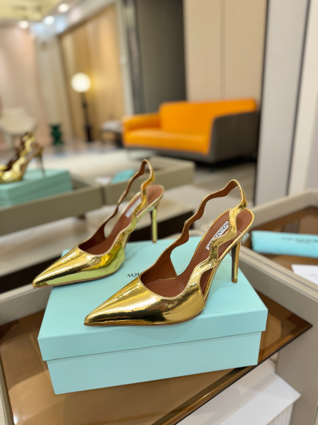 Aquazzura💫把步伐，走成一场即兴创作。当“规则”被解构，优雅便有了更自由的形状。这双💫高跟鞋生来