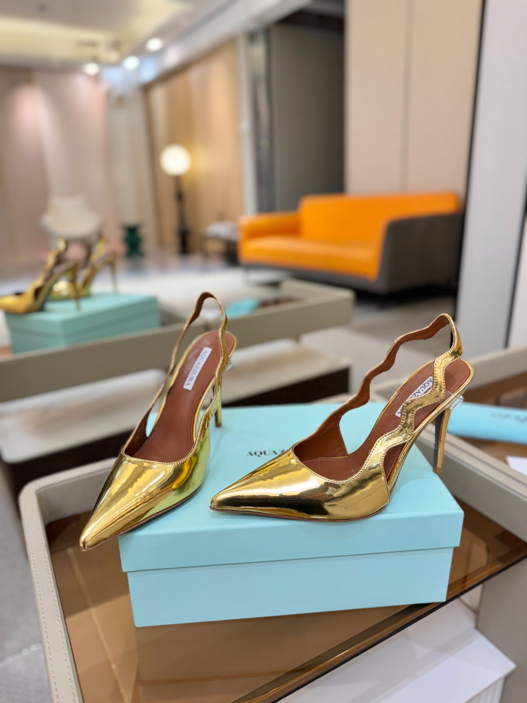 Aquazzura💫把步伐，走成一场即兴创作。当“规则”被解构，优雅便有了更自由的形状。这双💫高跟鞋生来