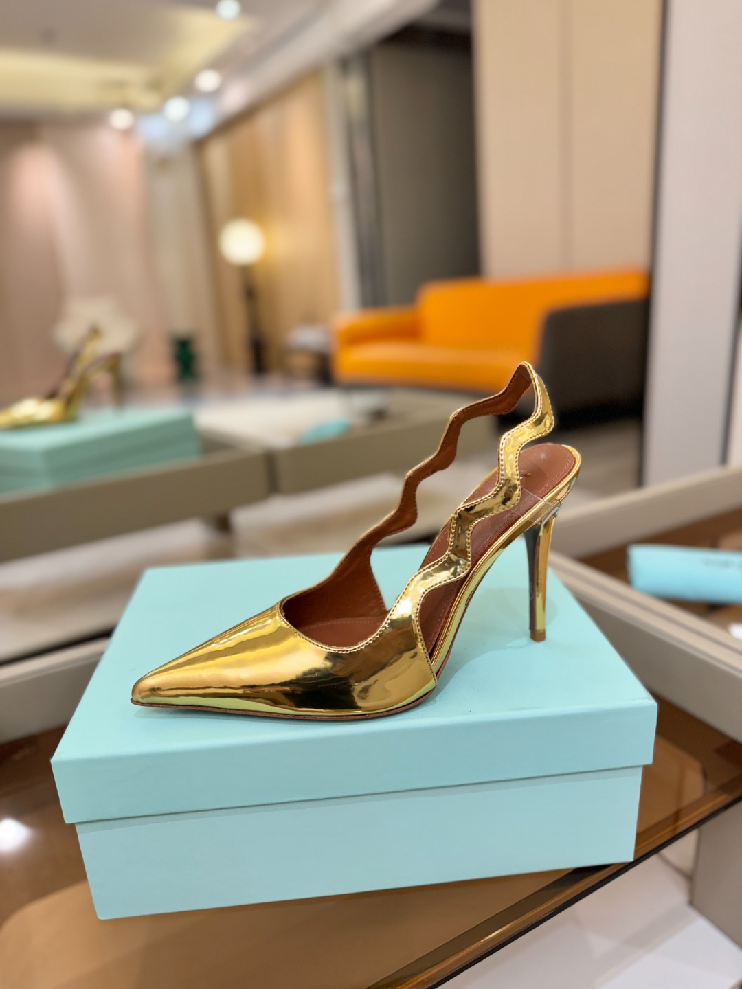 Aquazzura💫把步伐，走成一场即兴创作。当“规则”被解构，优雅便有了更自由的形状。这双💫高跟鞋生来