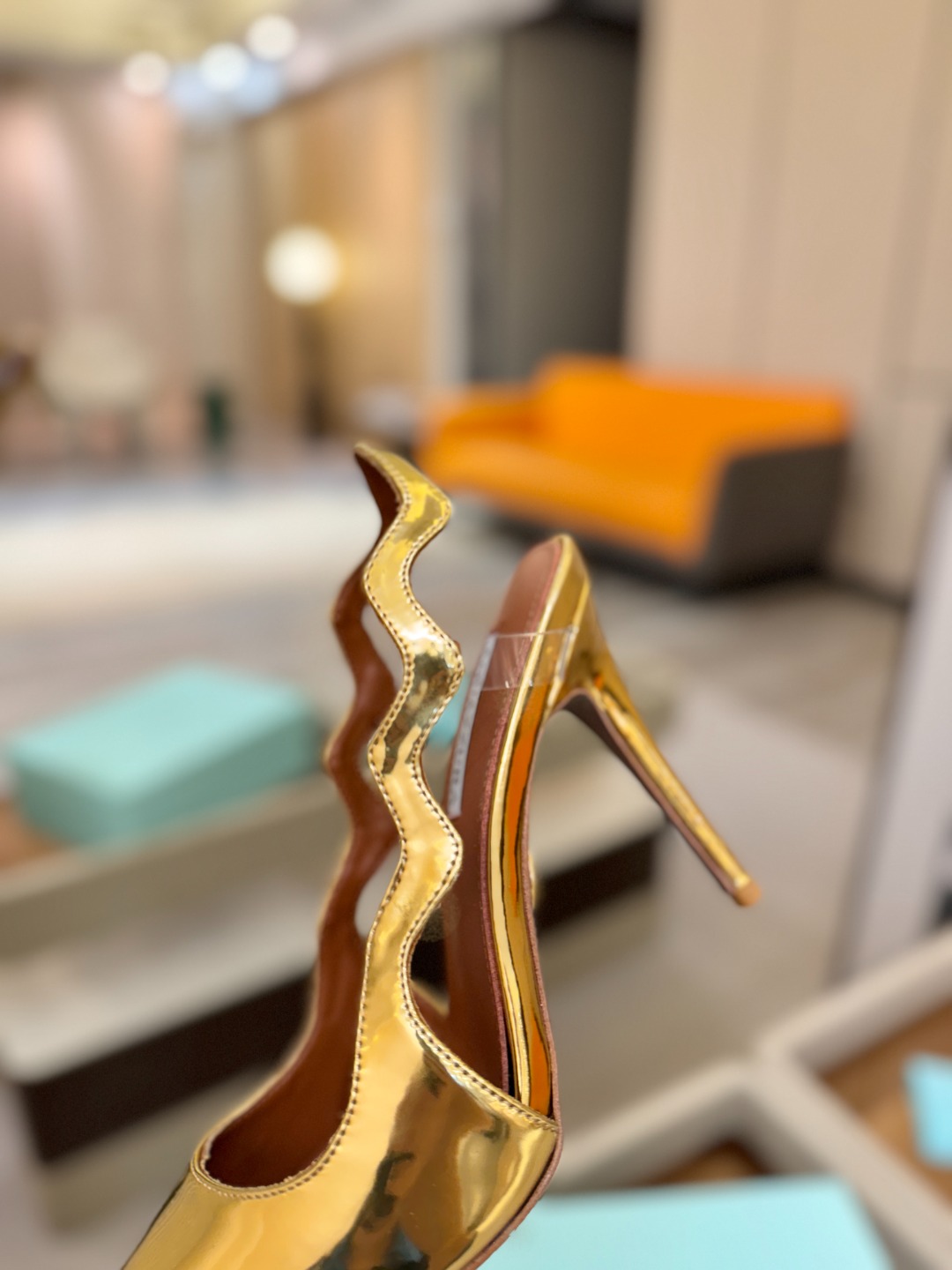 Aquazzura💫把步伐，走成一场即兴创作。当“规则”被解构，优雅便有了更自由的形状。这双💫高跟鞋生来