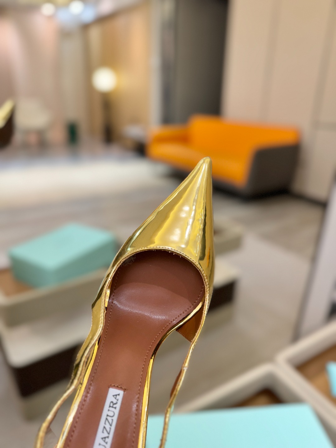 Aquazzura💫把步伐，走成一场即兴创作。当“规则”被解构，优雅便有了更自由的形状。这双💫高跟鞋生来