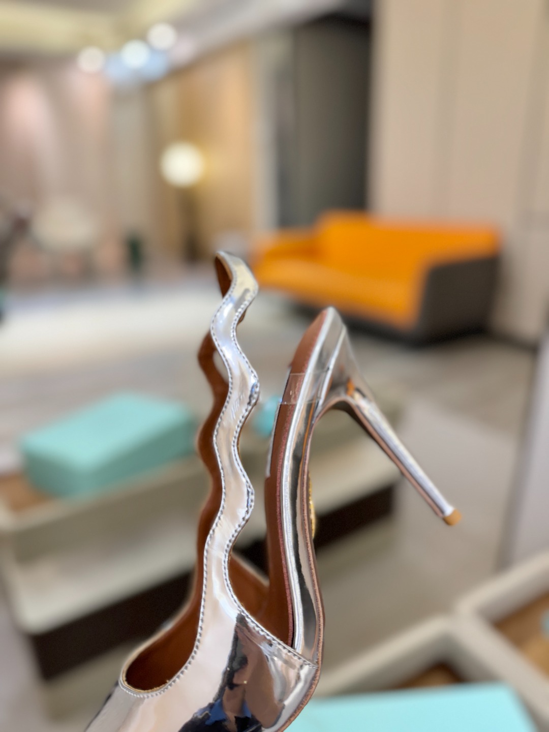 Aquazzura💫把步伐，走成一场即兴创作。当“规则”被解构，优雅便有了更自由的形状。这双💫高跟鞋生来