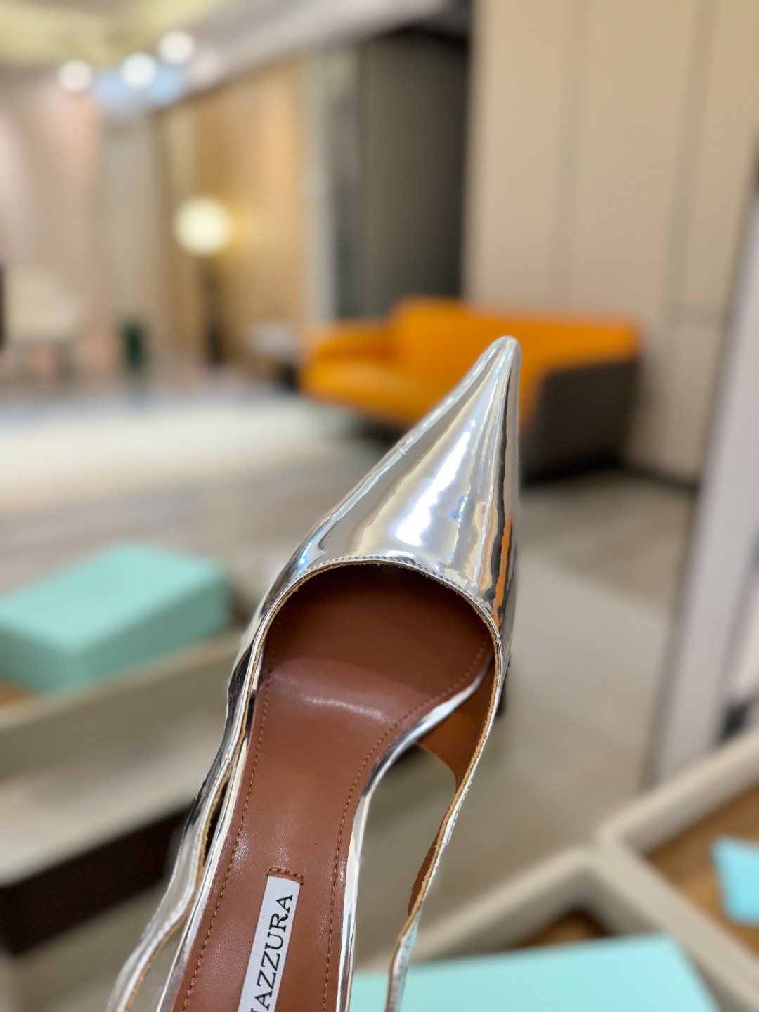 Aquazzura💫把步伐，走成一场即兴创作。当“规则”被解构，优雅便有了更自由的形状。这双💫高跟鞋生来