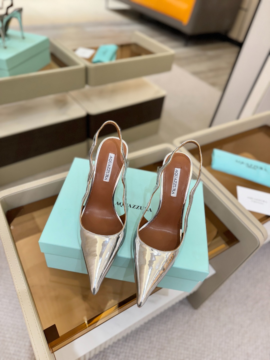 Aquazzura💫把步伐，走成一场即兴创作。当“规则”被解构，优雅便有了更自由的形状。这双💫高跟鞋生来