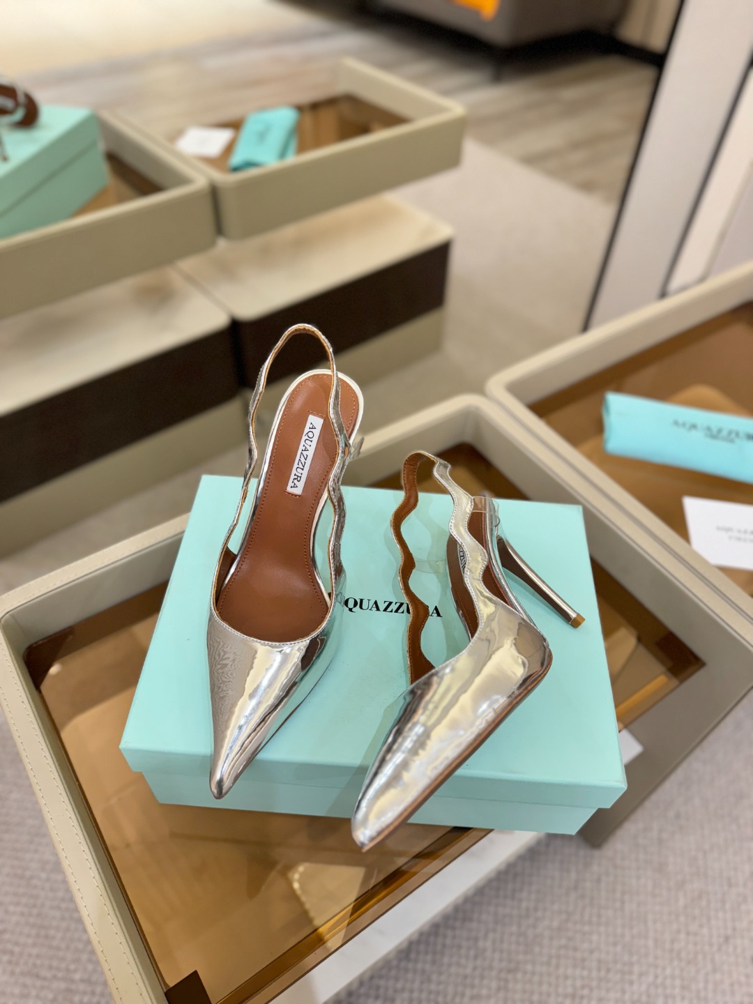 Aquazzura💫把步伐，走成一场即兴创作。当“规则”被解构，优雅便有了更自由的形状。这双💫高跟鞋生来