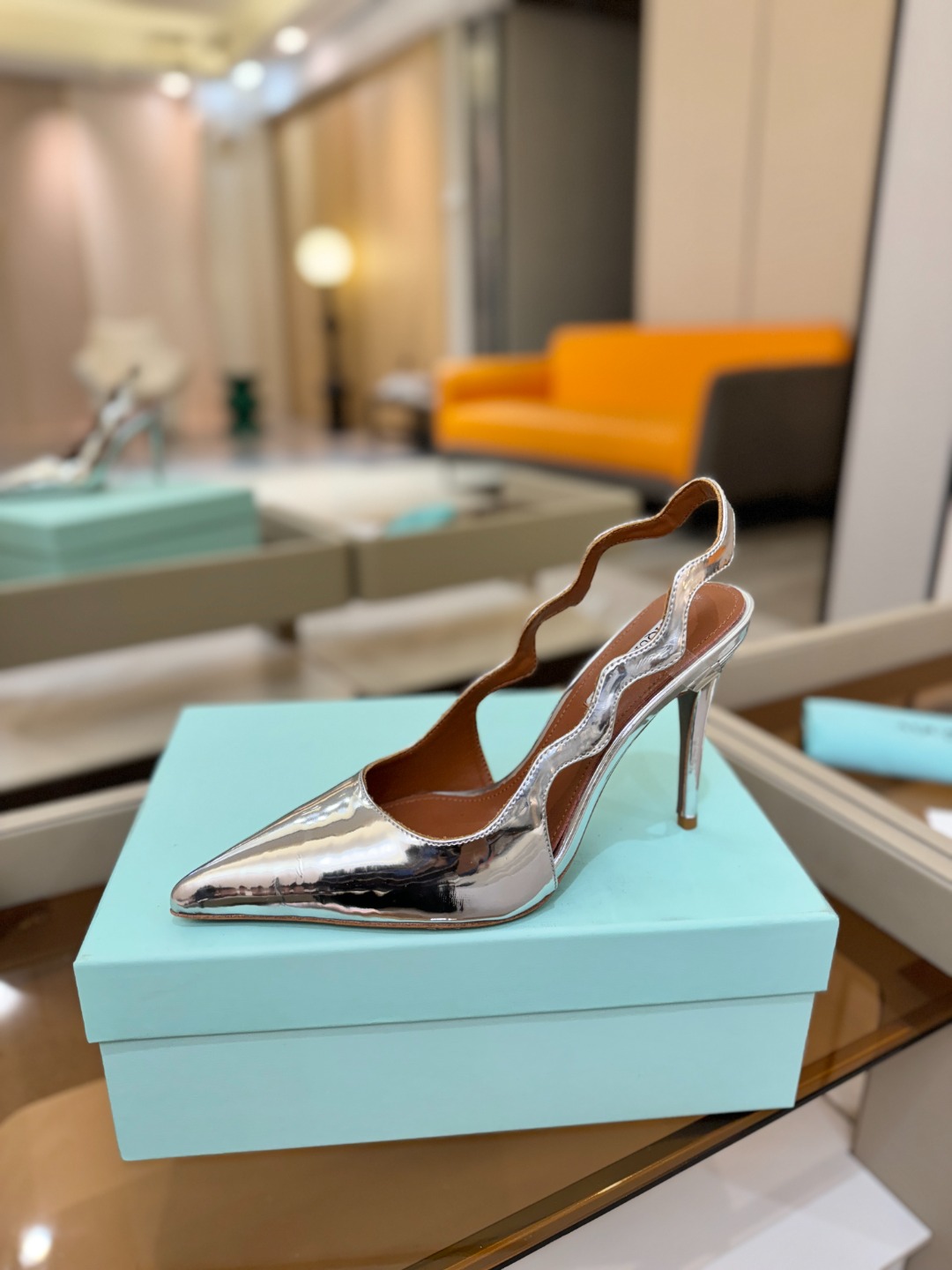 Aquazzura💫把步伐，走成一场即兴创作。当“规则”被解构，优雅便有了更自由的形状。这双💫高跟鞋生来