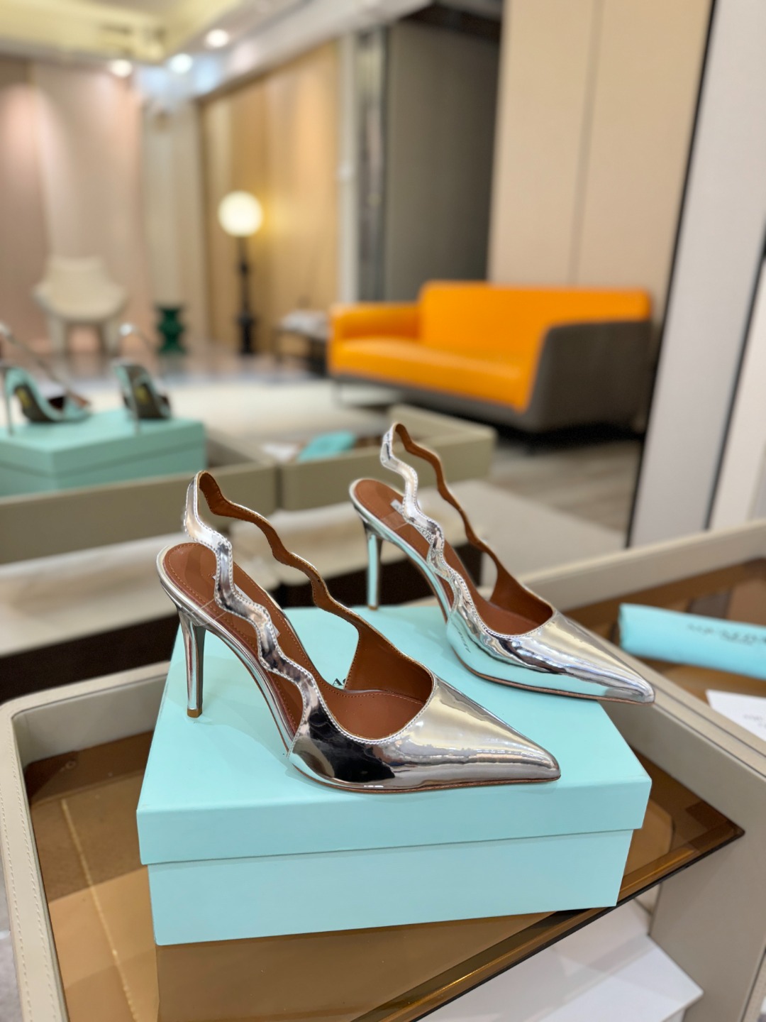 Aquazzura💫把步伐，走成一场即兴创作。当“规则”被解构，优雅便有了更自由的形状。这双💫高跟鞋生来