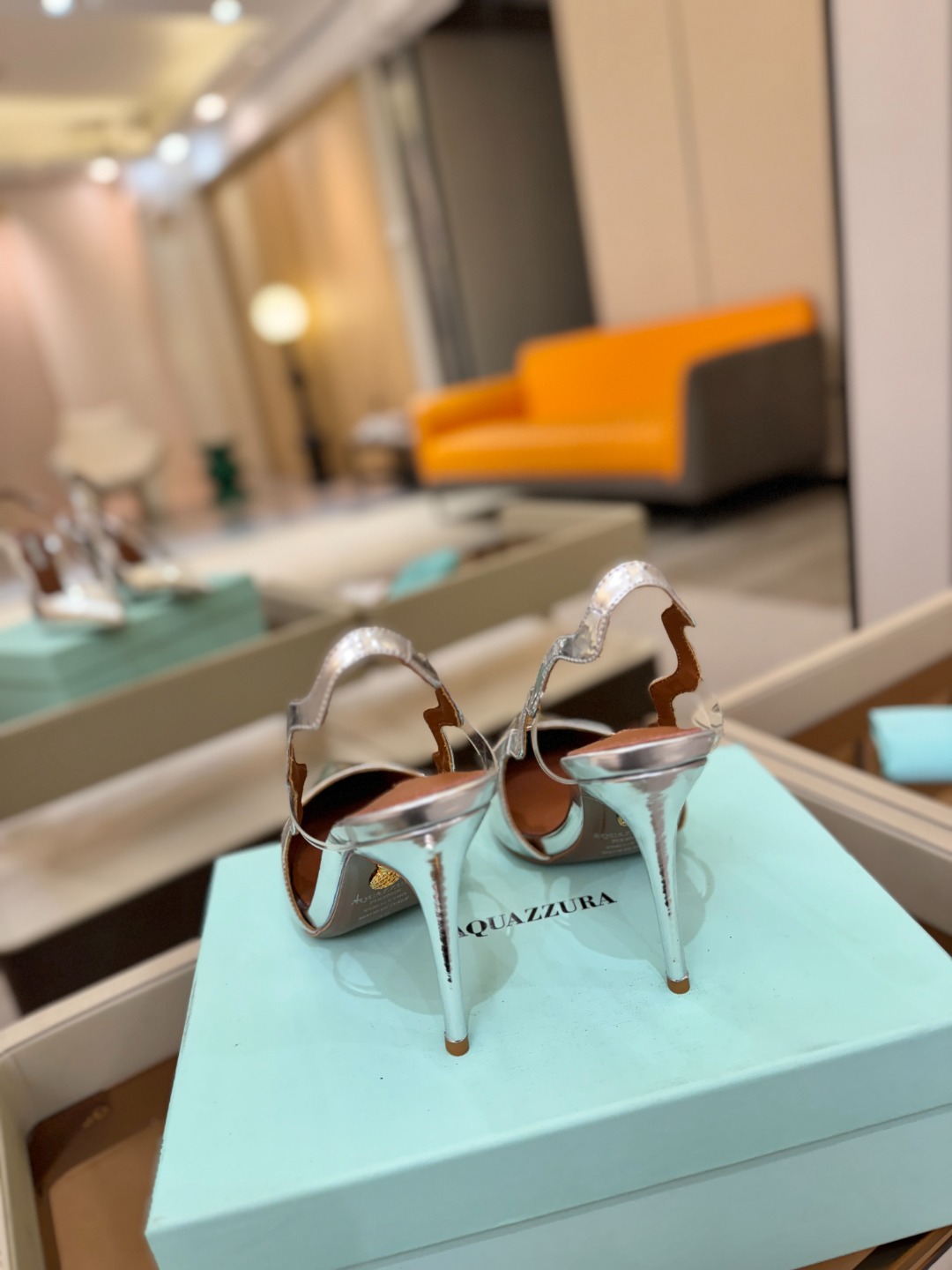 Aquazzura💫把步伐，走成一场即兴创作。当“规则”被解构，优雅便有了更自由的形状。这双💫高跟鞋生来