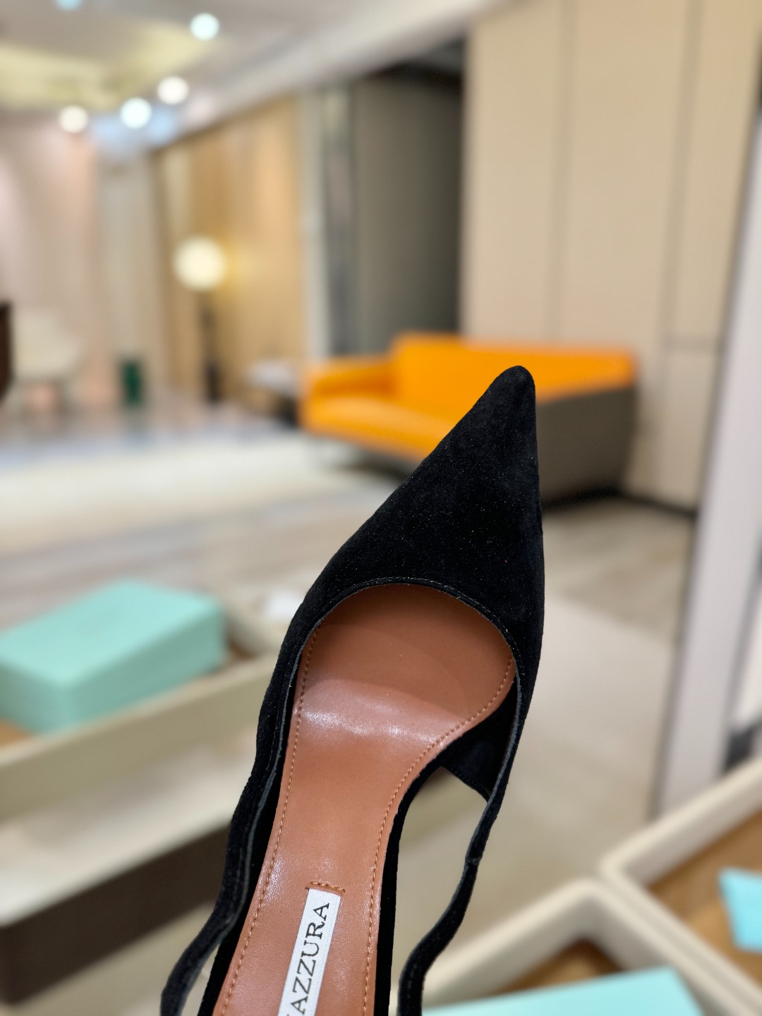 Aquazzura💫把步伐，走成一场即兴创作。当“规则”被解构，优雅便有了更自由的形状。这双💫高跟鞋生来