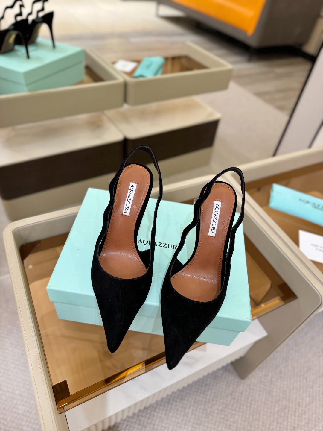 Aquazzura💫把步伐，走成一场即兴创作。当“规则”被解构，优雅便有了更自由的形状。这双💫高跟鞋生来