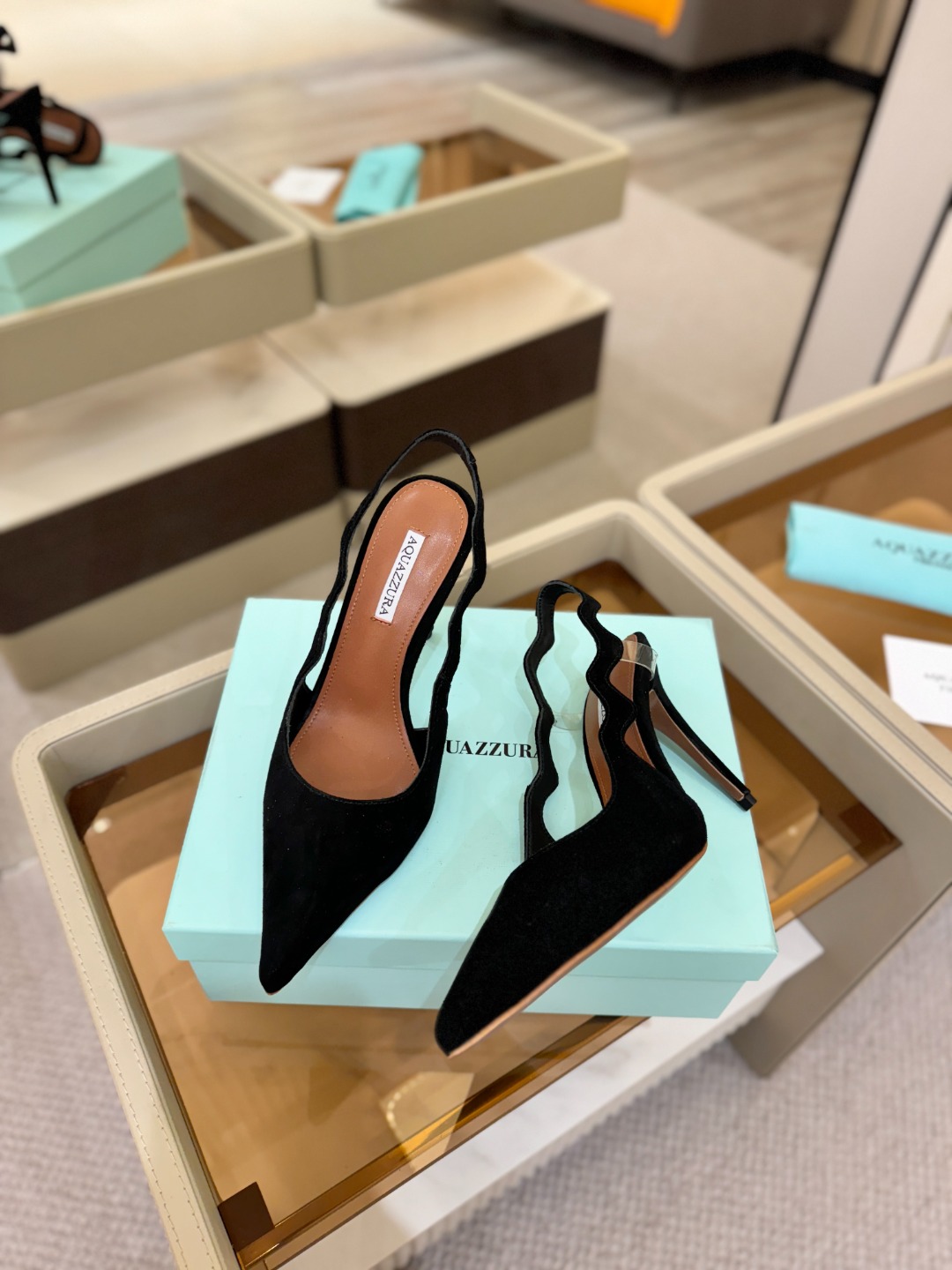 Aquazzura💫把步伐，走成一场即兴创作。当“规则”被解构，优雅便有了更自由的形状。这双💫高跟鞋生来