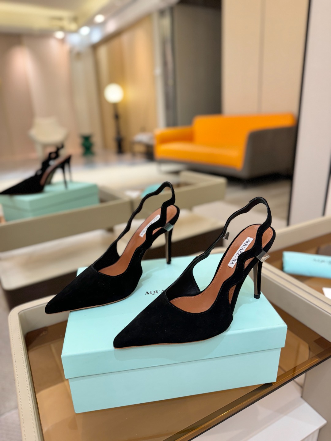 Aquazzura💫把步伐，走成一场即兴创作。当“规则”被解构，优雅便有了更自由的形状。这双💫高跟鞋生来