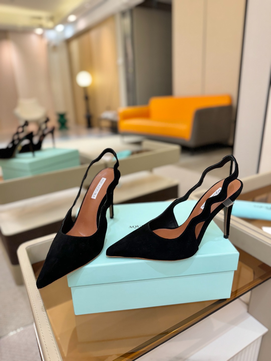 Aquazzura💫把步伐，走成一场即兴创作。当“规则”被解构，优雅便有了更自由的形状。这双💫高跟鞋生来