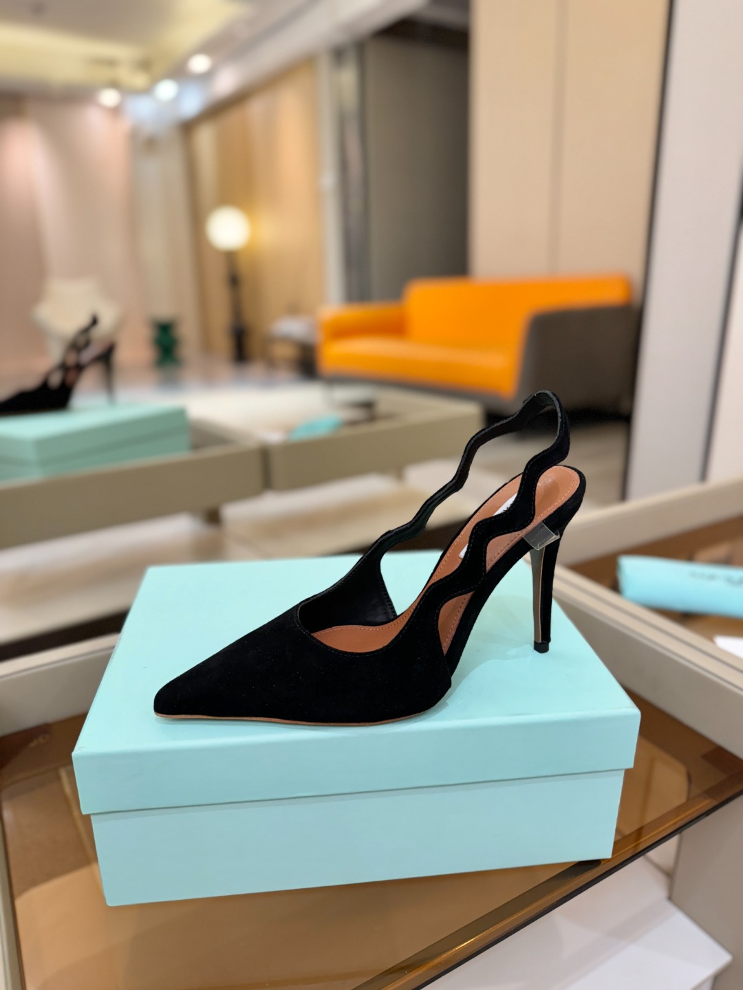 Aquazzura💫把步伐，走成一场即兴创作。当“规则”被解构，优雅便有了更自由的形状。这双💫高跟鞋生来