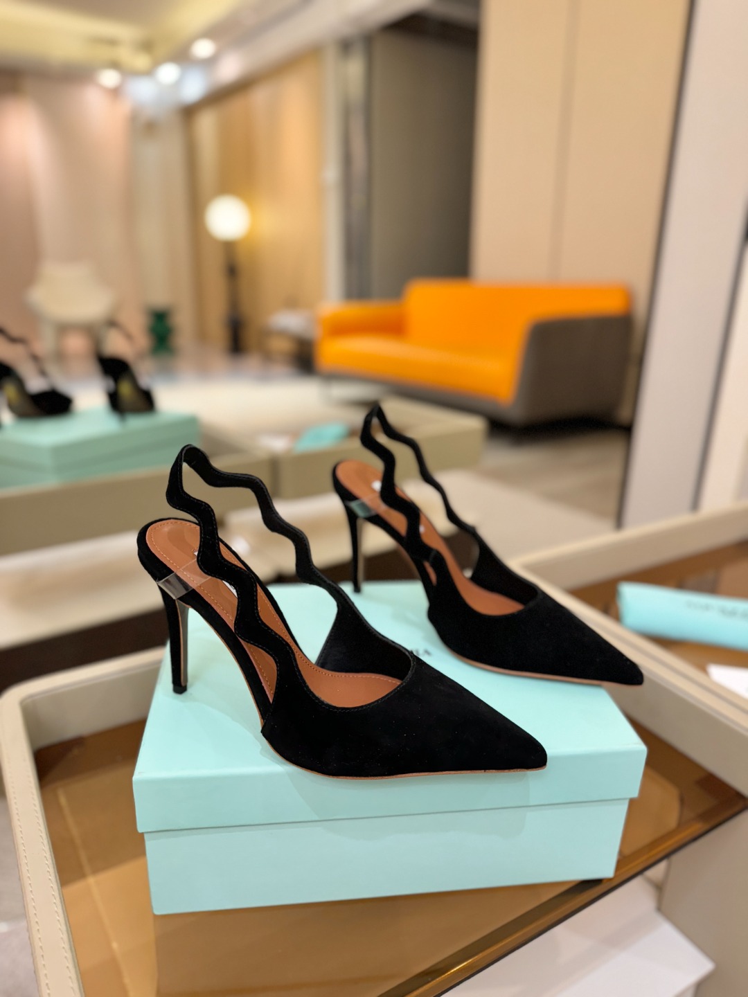 Aquazzura💫把步伐，走成一场即兴创作。当“规则”被解构，优雅便有了更自由的形状。这双💫高跟鞋生来