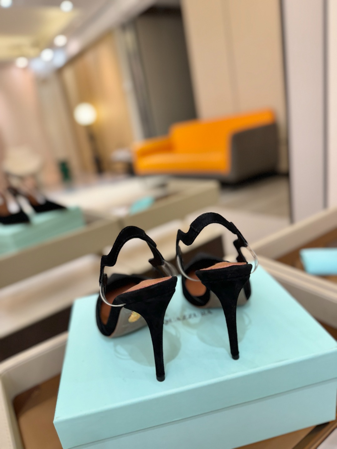Aquazzura💫把步伐，走成一场即兴创作。当“规则”被解构，优雅便有了更自由的形状。这双💫高跟鞋生来