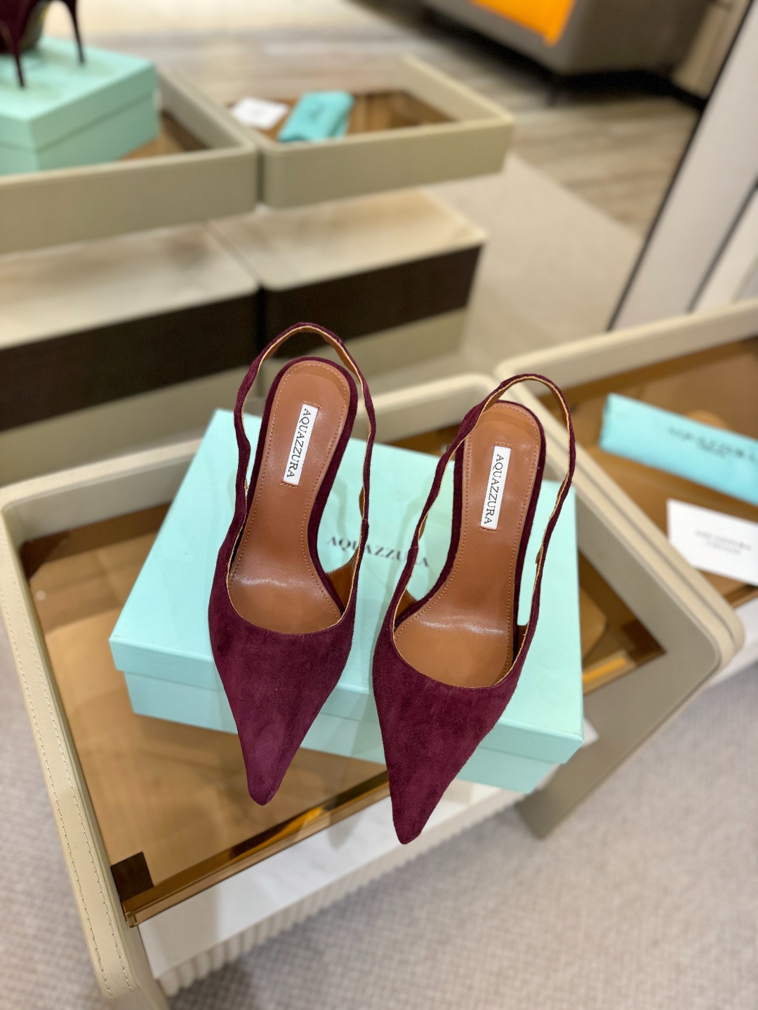 Aquazzura💫把步伐，走成一场即兴创作。当“规则”被解构，优雅便有了更自由的形状。这双💫高跟鞋生来