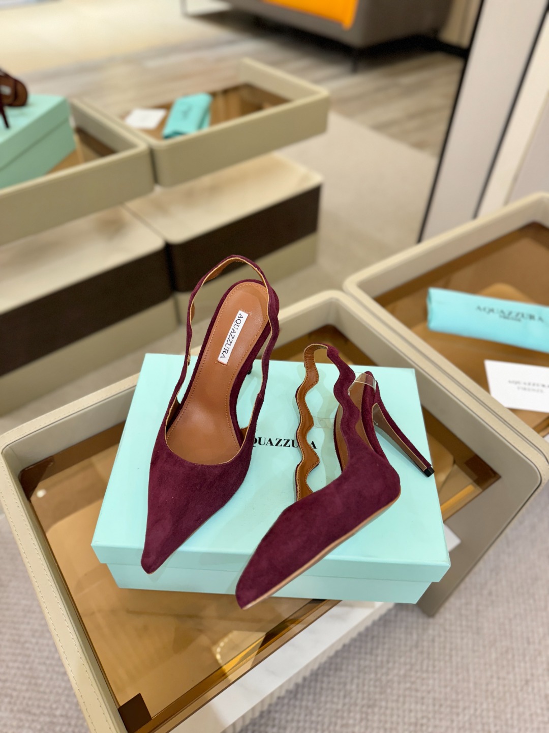 Aquazzura💫把步伐，走成一场即兴创作。当“规则”被解构，优雅便有了更自由的形状。这双💫高跟鞋生来