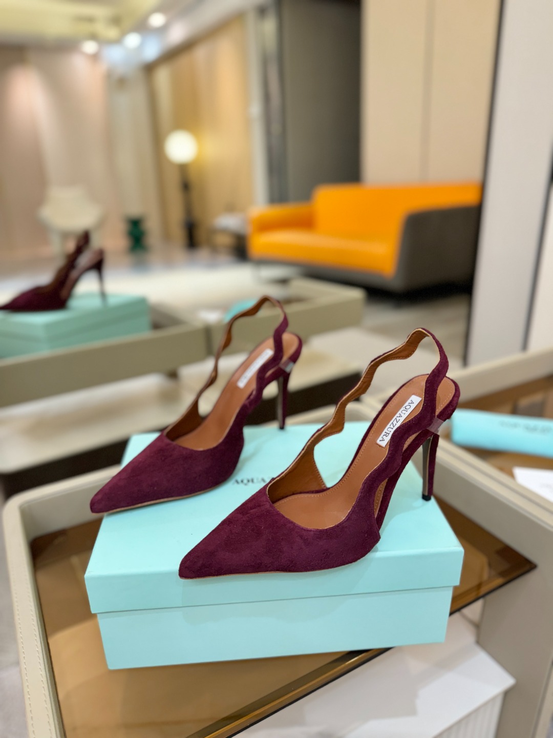 Aquazzura💫把步伐，走成一场即兴创作。当“规则”被解构，优雅便有了更自由的形状。这双💫高跟鞋生来