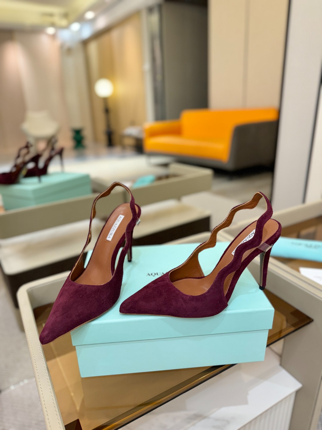 Aquazzura💫把步伐，走成一场即兴创作。当“规则”被解构，优雅便有了更自由的形状。这双💫高跟鞋生来