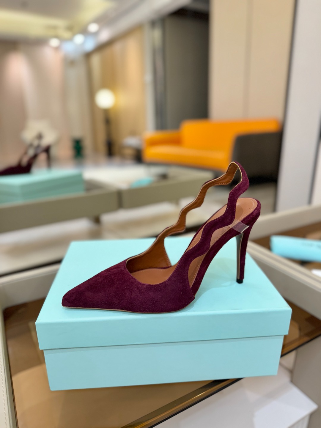 Aquazzura💫把步伐，走成一场即兴创作。当“规则”被解构，优雅便有了更自由的形状。这双💫高跟鞋生来