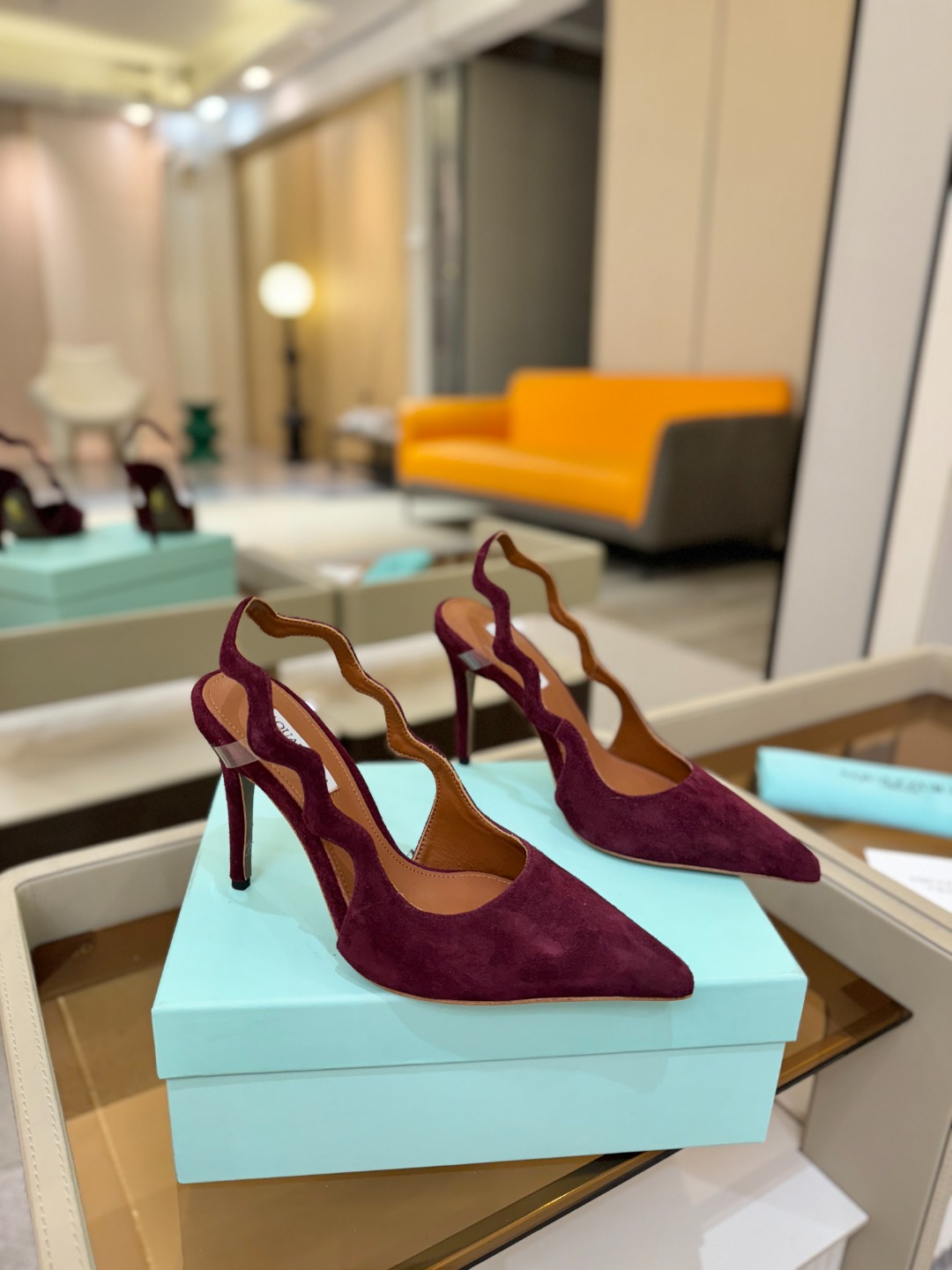 Aquazzura💫把步伐，走成一场即兴创作。当“规则”被解构，优雅便有了更自由的形状。这双💫高跟鞋生来